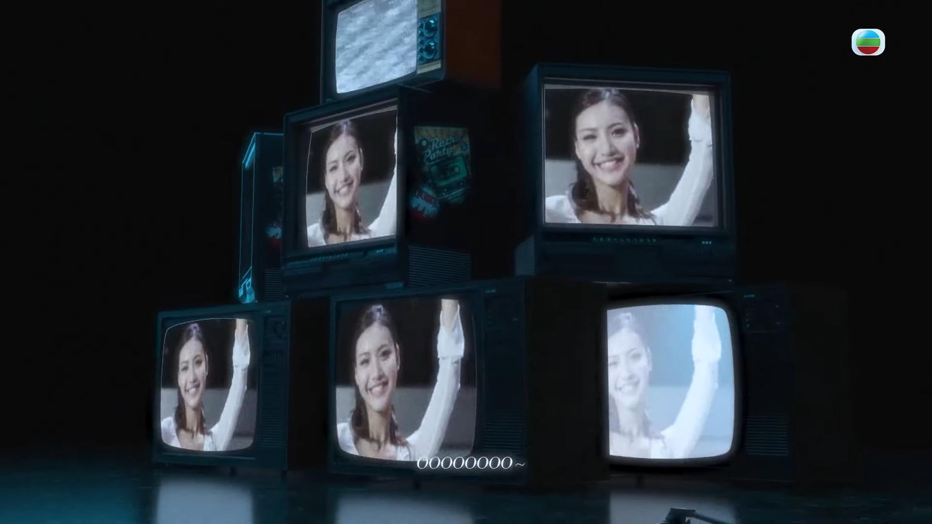 透過大量電視機仔、鏡子、煙花及水花四濺等畫面,突出佳麗的表演潛力。