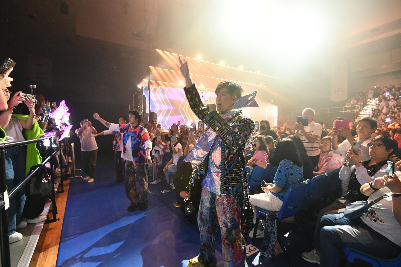 張興辰帶領舞蹈員到台下,與歌迷盡興暢玩。