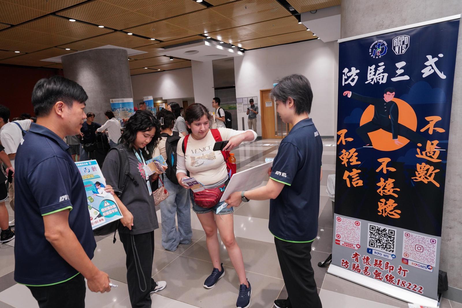 警方到中大宣傳防騙。