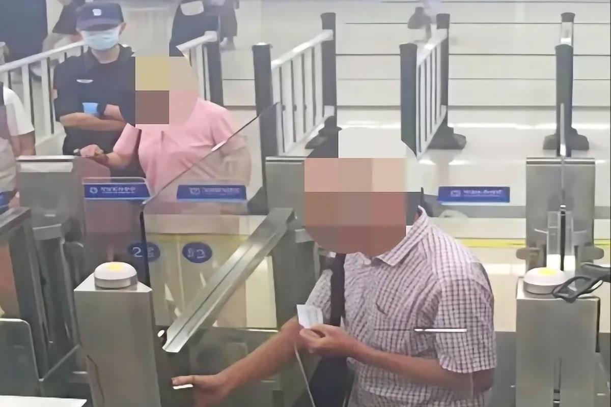 程翁在羅湖口岸出境時,被揭發使用經篡改的回鄉證。(國家移民管理局圖片)