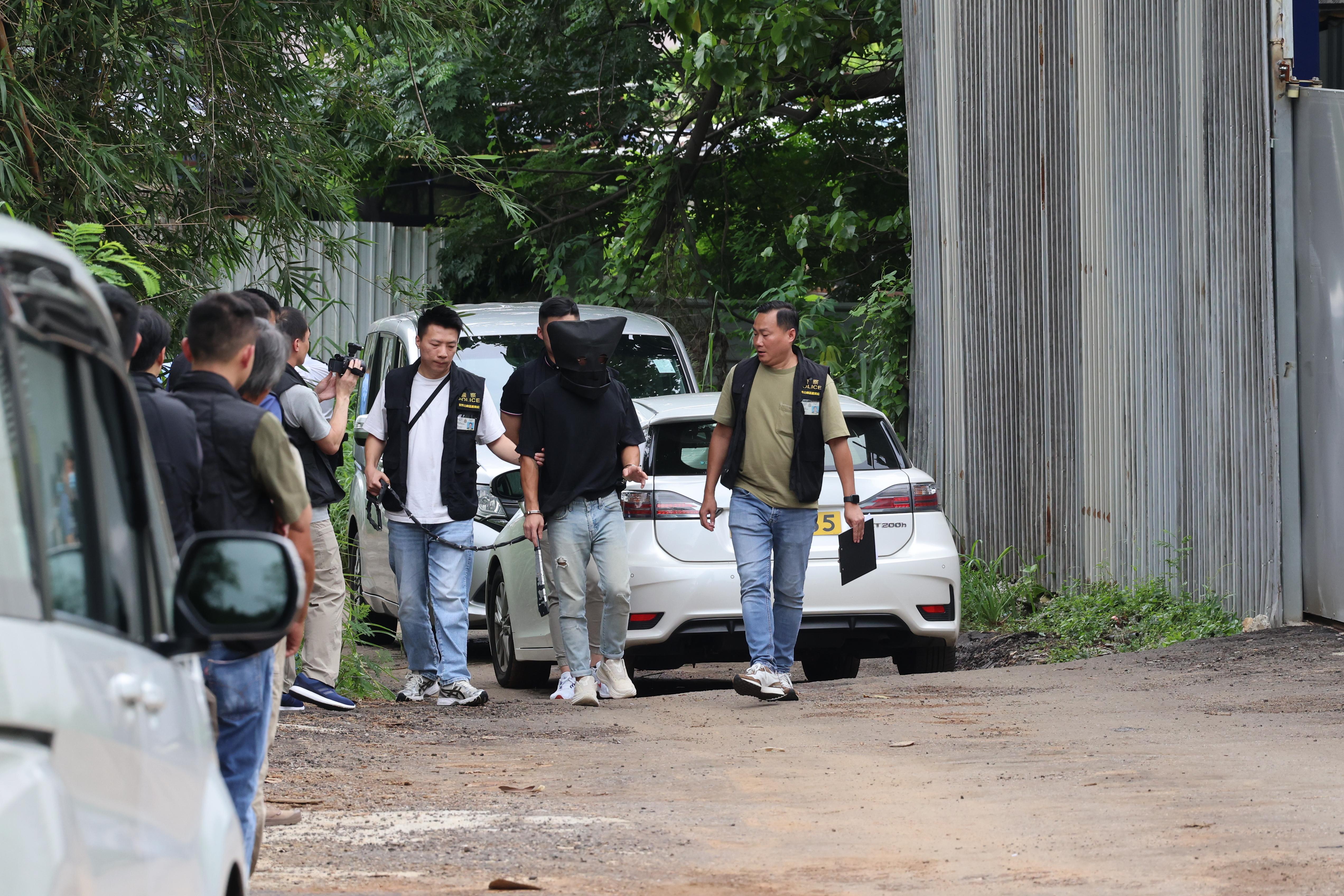 警方重案組繼續調查周一在屯門亦園路發生的謀殺案,中午將其中一名疑犯帶到洪水橋田廈路新生村重組案情。