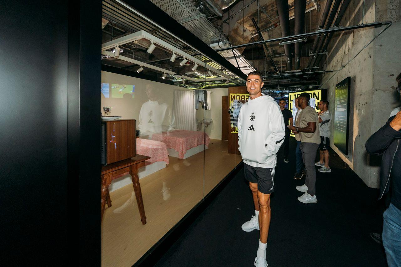 沙特超級盃|C朗前往K11的CR7 Life Museum Hong Kong展館參觀。(大會提供)