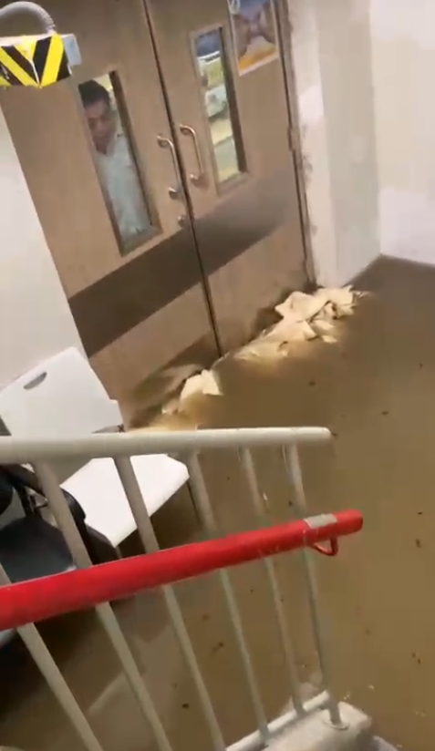瑪麗醫院嚴重水浸。(網上片段截圖片)