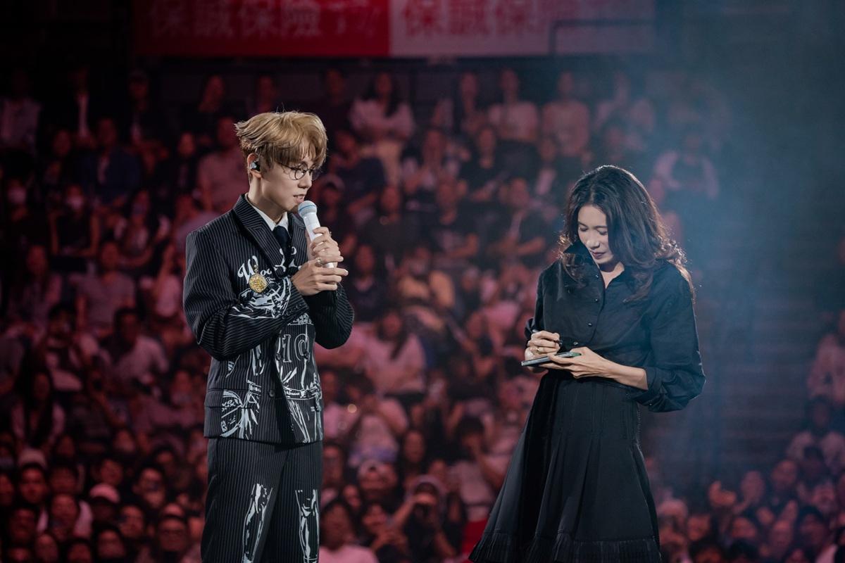 仲緊張到叫Karen唔好簽喺裸體照上。