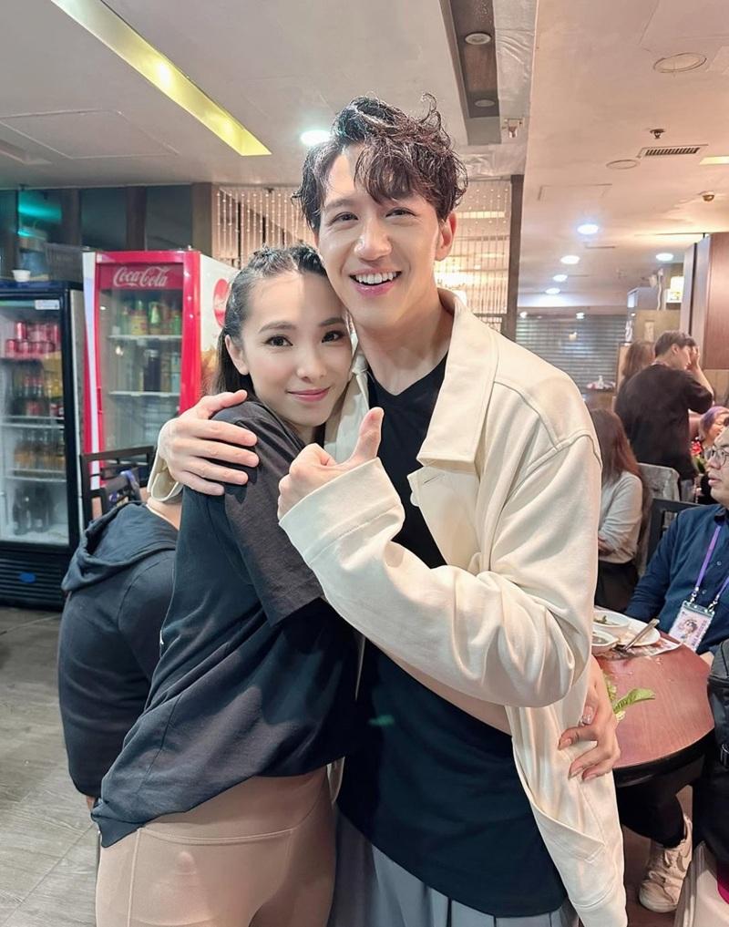 靜靜演出不少歌手演唱會,包括早前開騷的馮允謙。