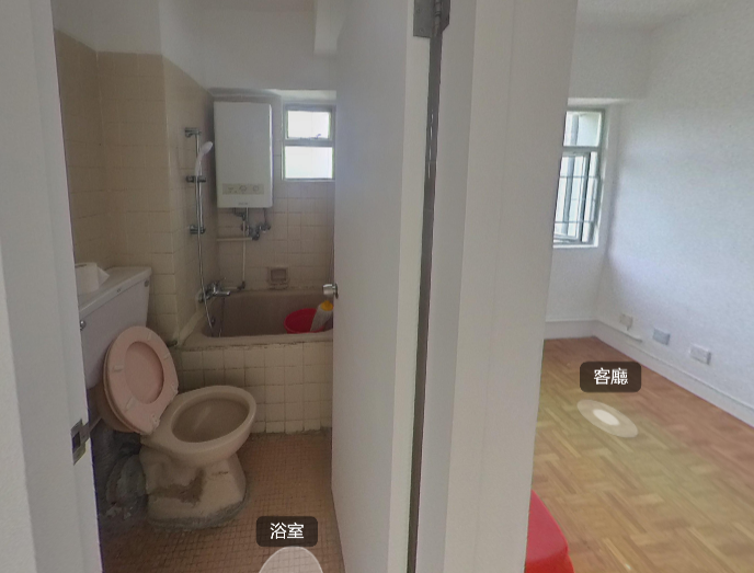 單位裝修頗舊,浴室主要為原裝。(代理提供)