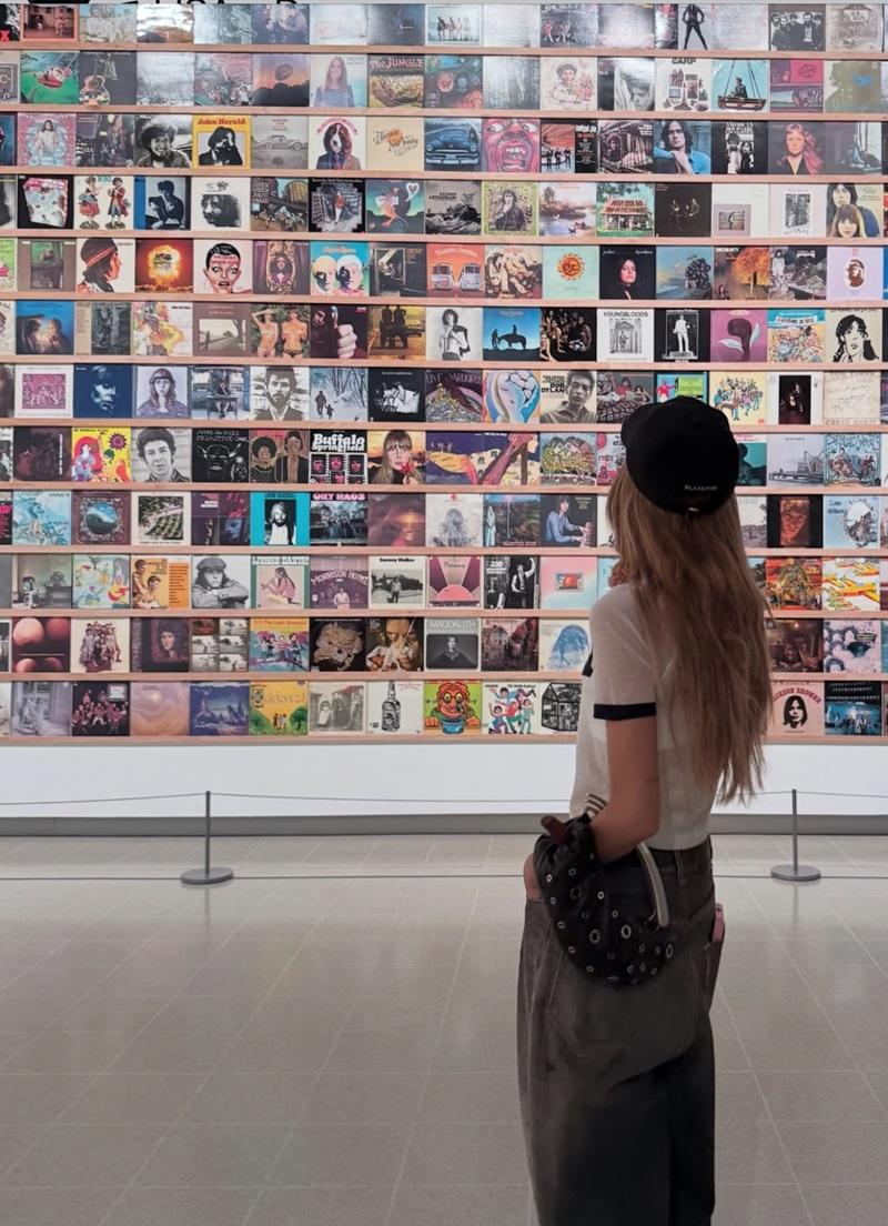 Lisa也到展場參觀,但只分享CD封面照,未有發布奈良的作品合照。