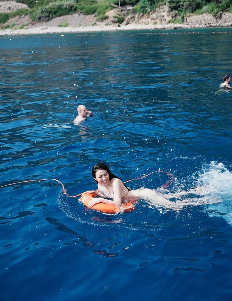 JW晒三點式全女班去意大利開嬉水派對