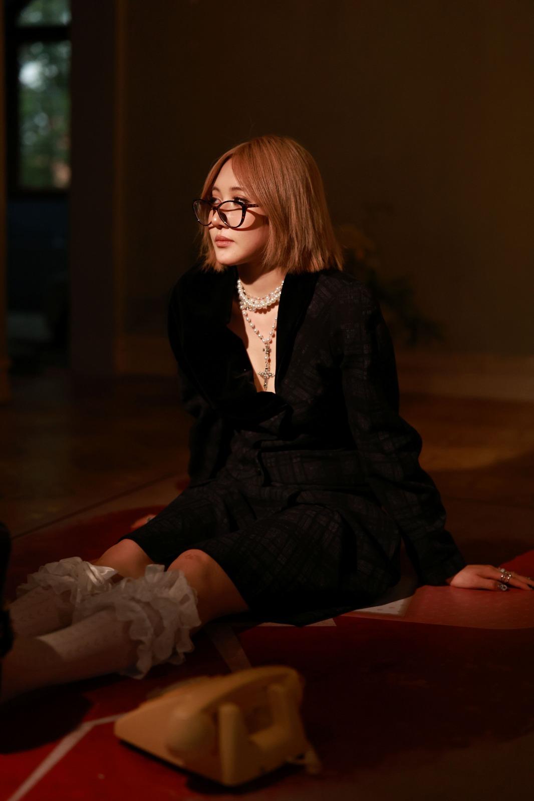 RIIANA回憶道,早在拍攝MV前期,她收集大量參考資料,並與導演詳細討論每個場景的細節。