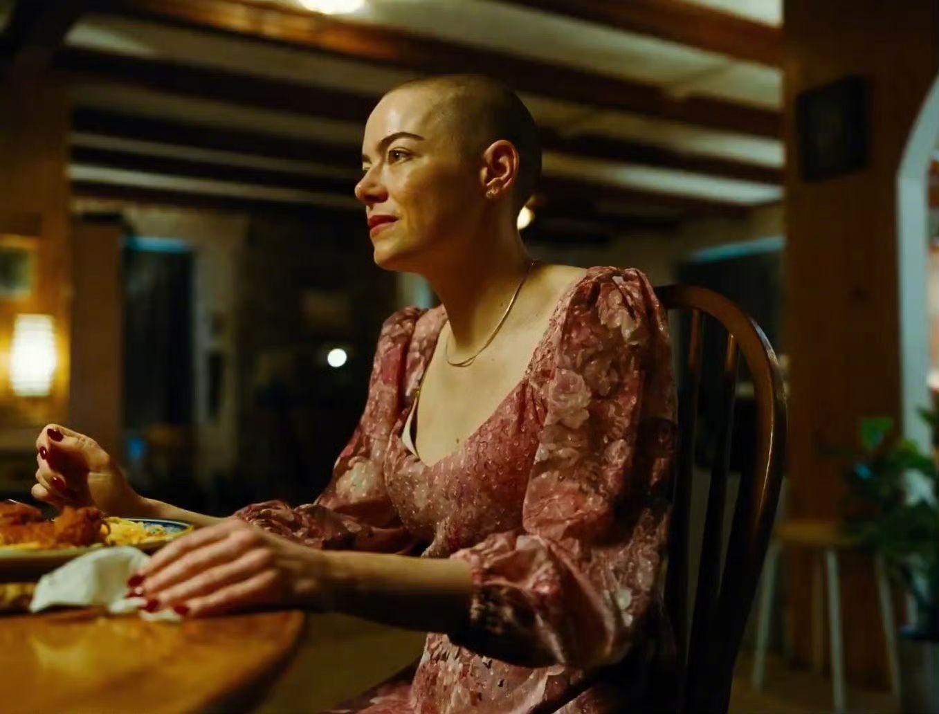 愛瑪史東今次造型破格,為電影犧牲靚樣。