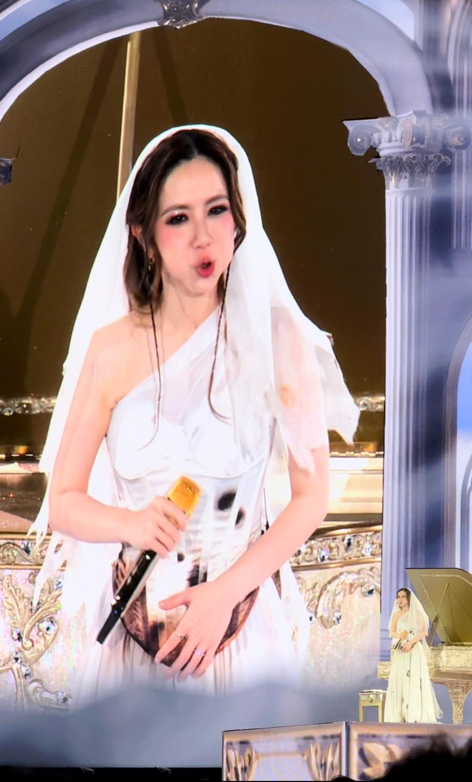 G.E.M.趁尾場獻上金魚嘴飛吻五連發。