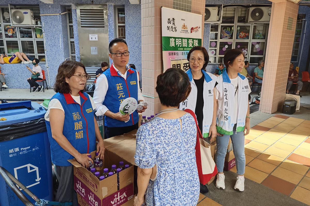 當區關愛隊和部分西貢區議員到場協助居民。(民政事務總署FB)