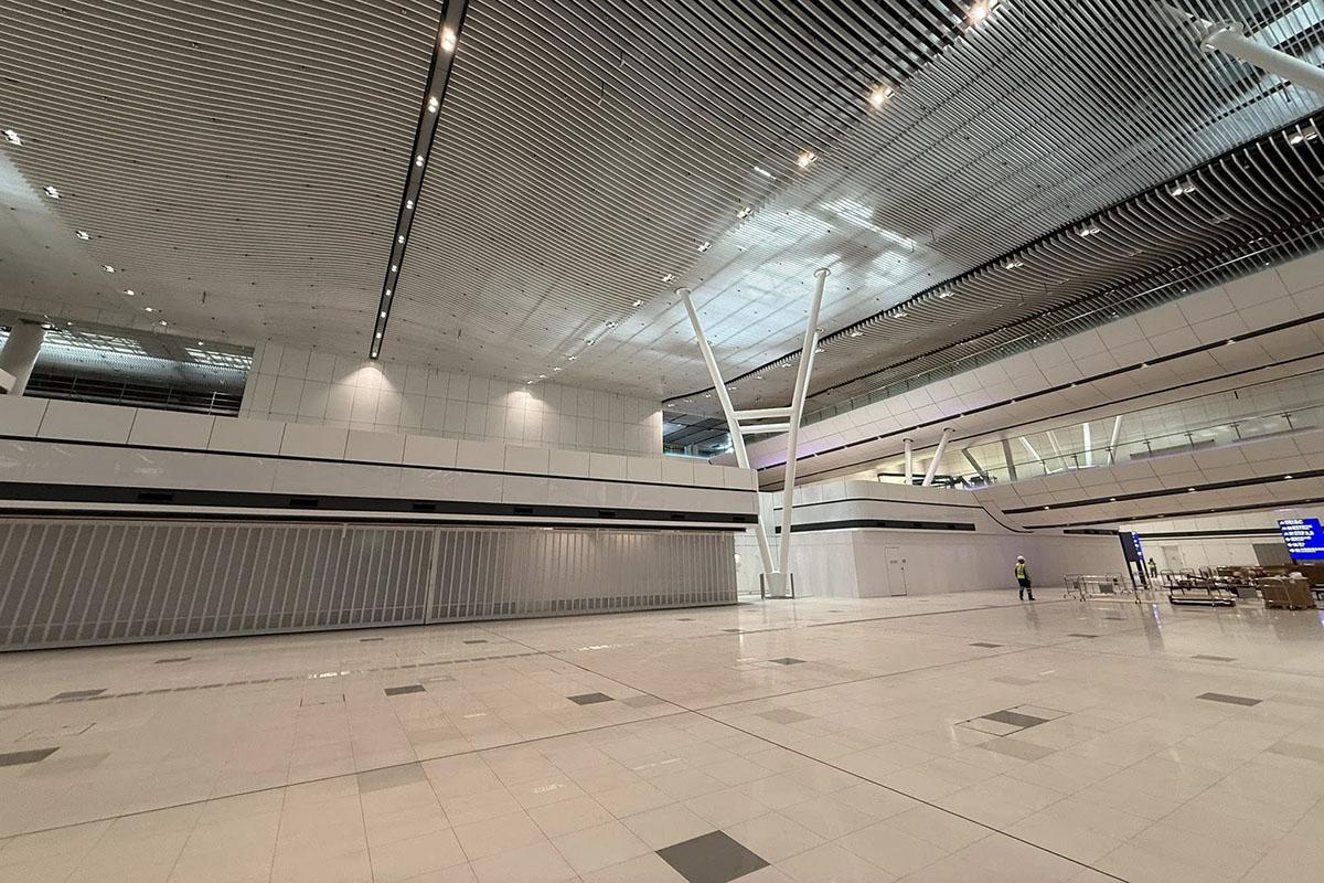 旅遊巴業界獲邀參觀機場二號客運大樓室內旅遊車候車大堂。(崔定邦FB)