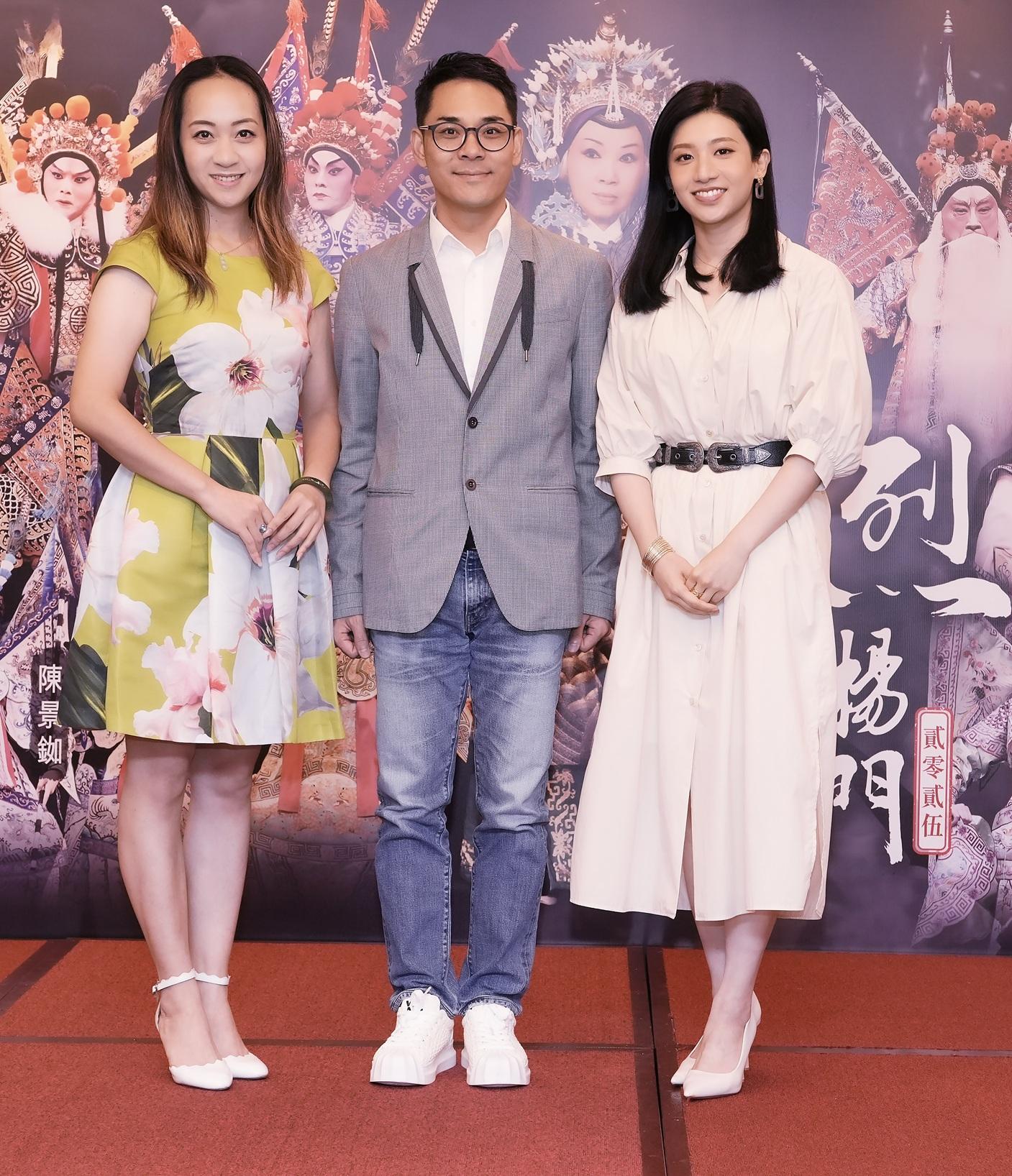 飾演楊宗保的梁兆明(中)與演穆桂英的梁燕飛(左一),以及反串楊文廣的梁非同(右一),一家人將分別上戰場大顯身手。