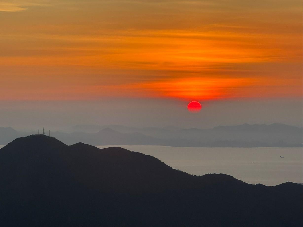 夕陽西下,雲染通紅。