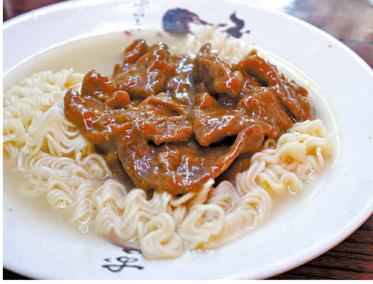 一碗起碼有10多片牛肉,沙爹汁撈在湯後麵爽稠濃