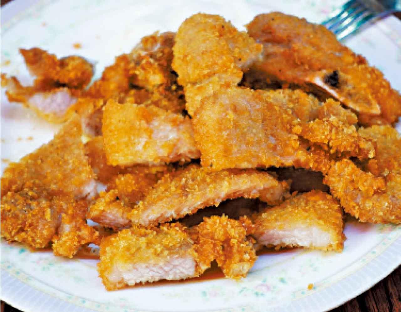 吉列豬扒即叫即炸,分量頗多。