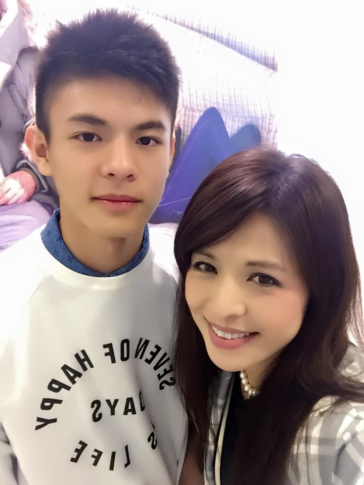 邱以太獲母親林葉亭大讚屁股不錯!