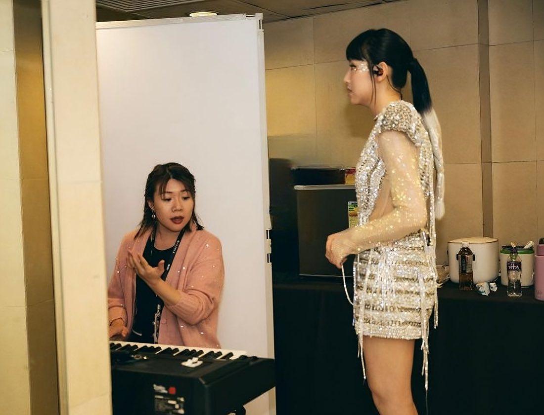 炎明熹開個唱,高晨維必定在場。