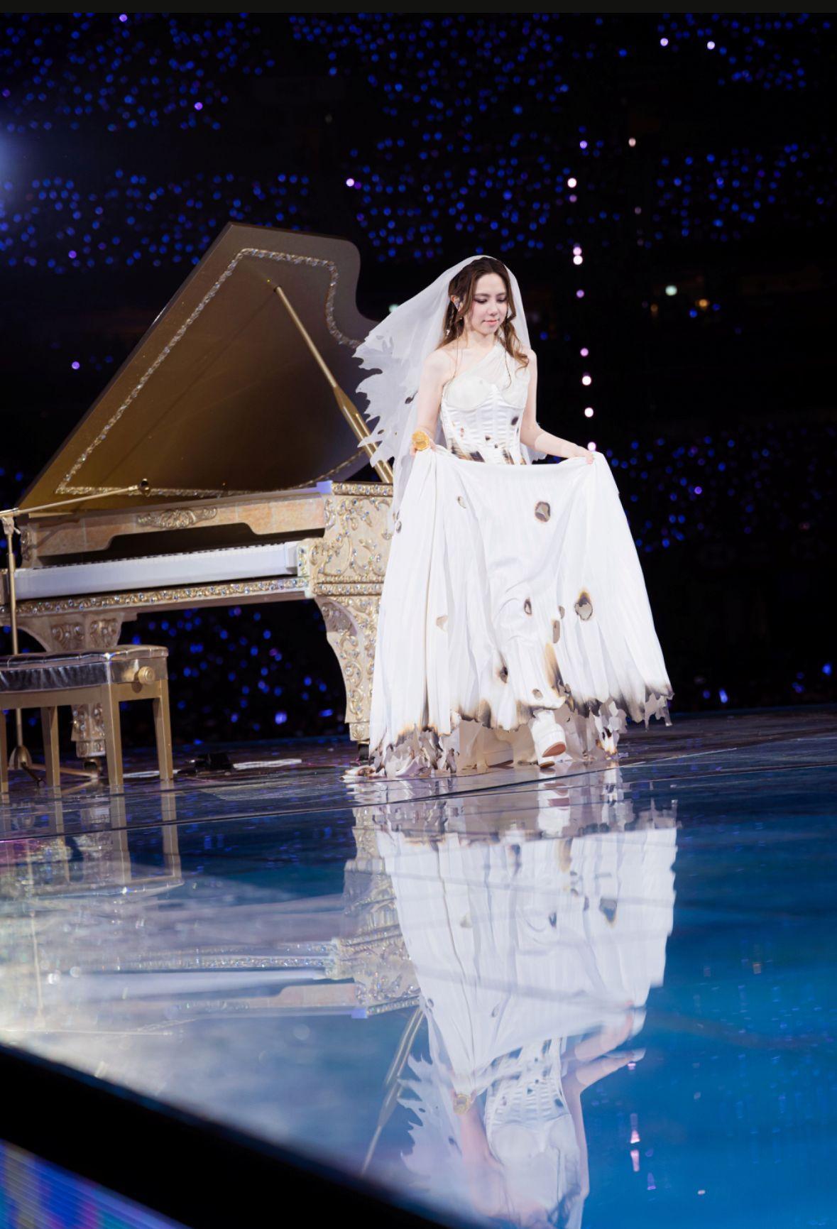 G.E.M.鄧紫棋上星期五(15日)於香港舉行《G.E.M.鄧紫棋 I AM GLORIA世界巡迴演唱會2.0 - 香港站》,成為首位於啟德主場館開唱五場歌手。