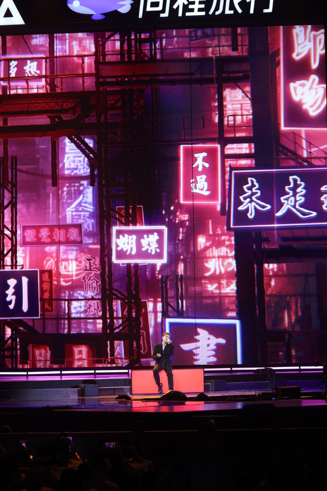 MC張天賦出席2025TMEA音樂娛樂盛典領獎,並獻唱《老派約會之必要》。