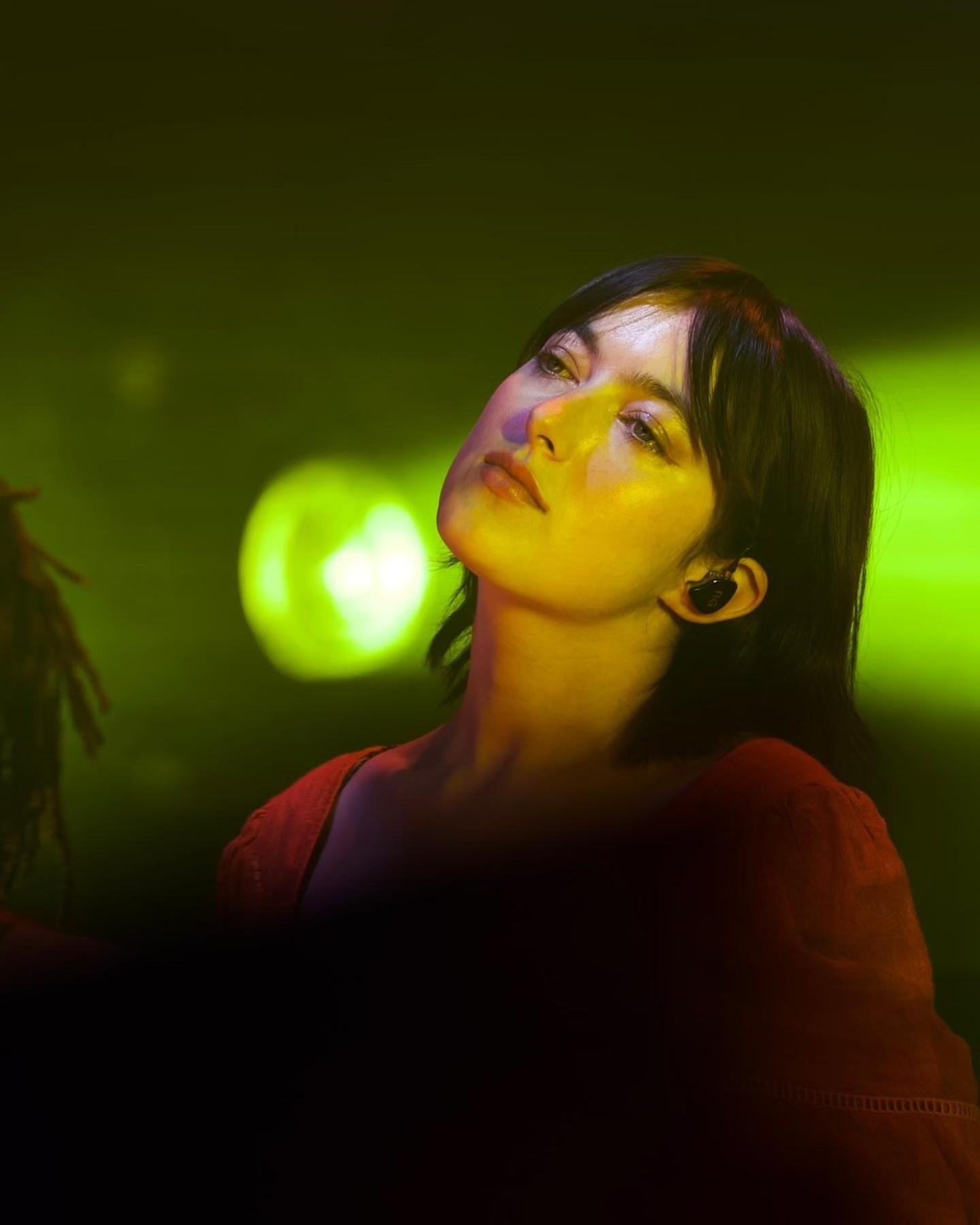 女兒Romany Gilmour,與爸爸合作《Between Two Points》一曲。