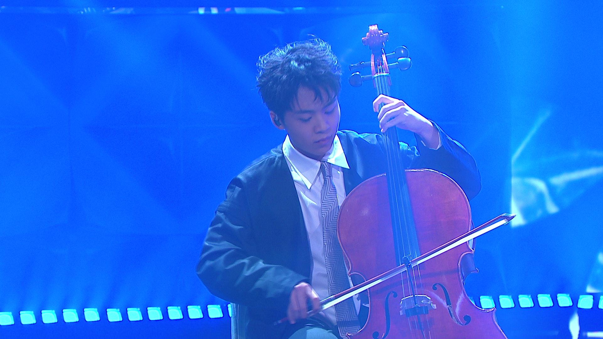 司徒泆(Haru)演奏大提琴,為同組張欣翹Luna助力《長大》。