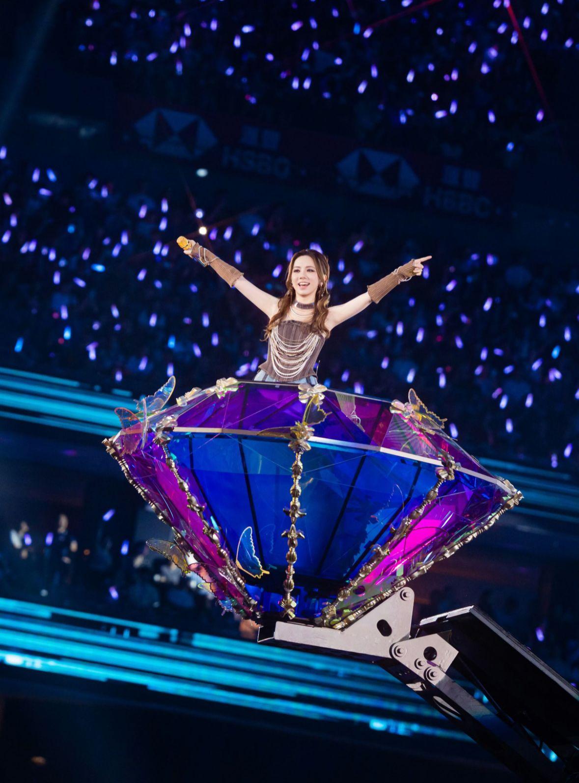 在場四萬歌迷齊見G.E.M.鄧紫棋再創新記錄,成為首位於啟德主場館開唱五場歌手。