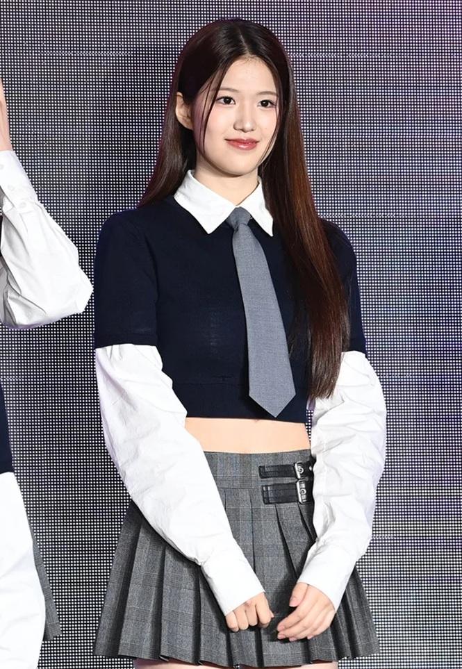 20歲尹智允一致公認為團中最人氣最唱得又靚之人,退團令izna實力大減。