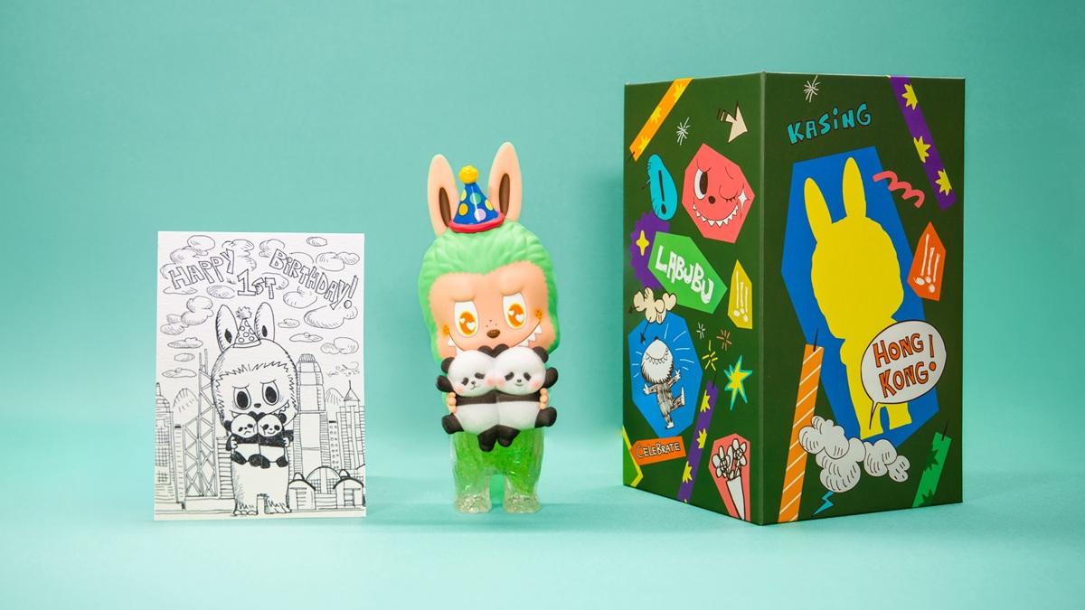 Labubu X Panda Twins身高約18cm,頭戴派對帽,顏色與竹葉相同,眼珠變「心心眼」,抱起加加和得得。