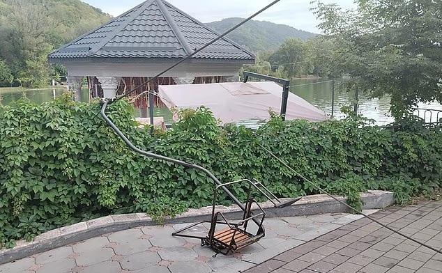 吊椅纜繩斷裂7米高直墮 十多人摔落樹叢湖面8人受傷(有片)