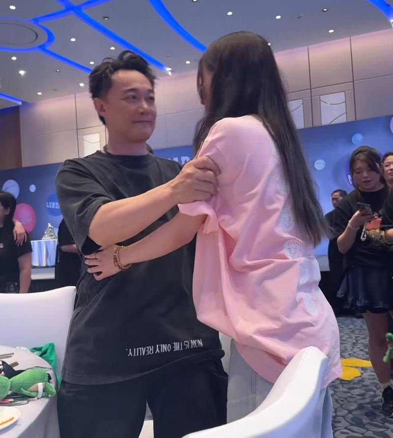 陳奕迅細聽心聲 擁抱陪伴182場演出的舞者