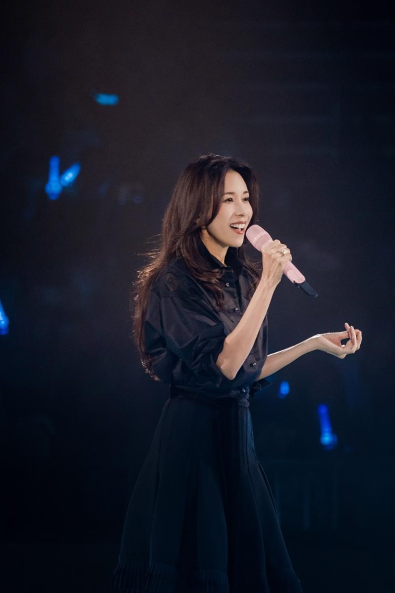 林家謙演唱會|莫文蔚為全裸封面碟簽名 家謙:我下隻碟會咁影