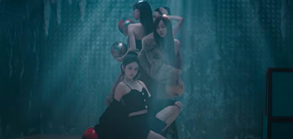 人肉保齡係要擺個型pose先。