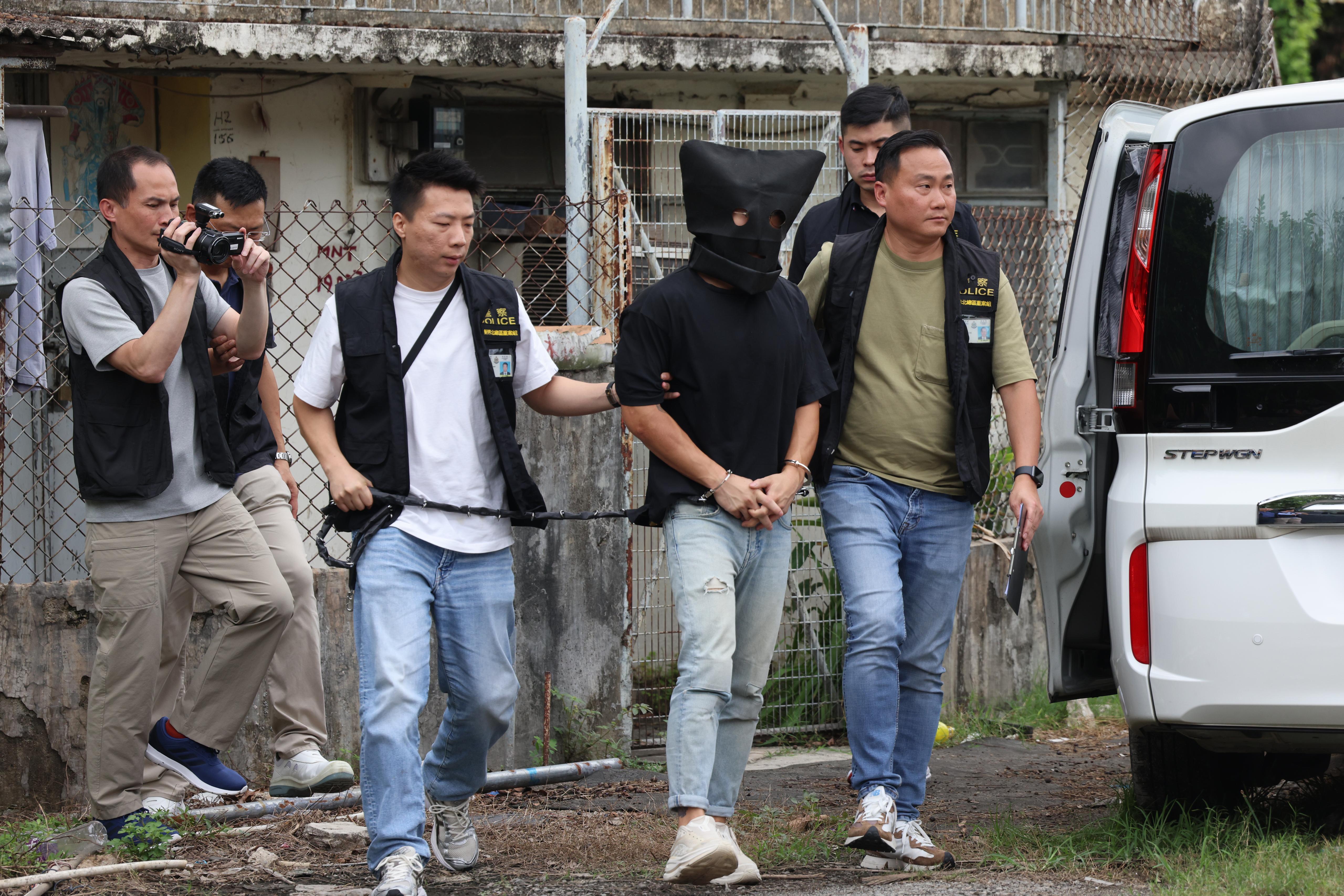 警方重案組繼續調查周一在屯門亦園路發生的謀殺案,中午將其中一名疑犯帶到順風圍重組案情。