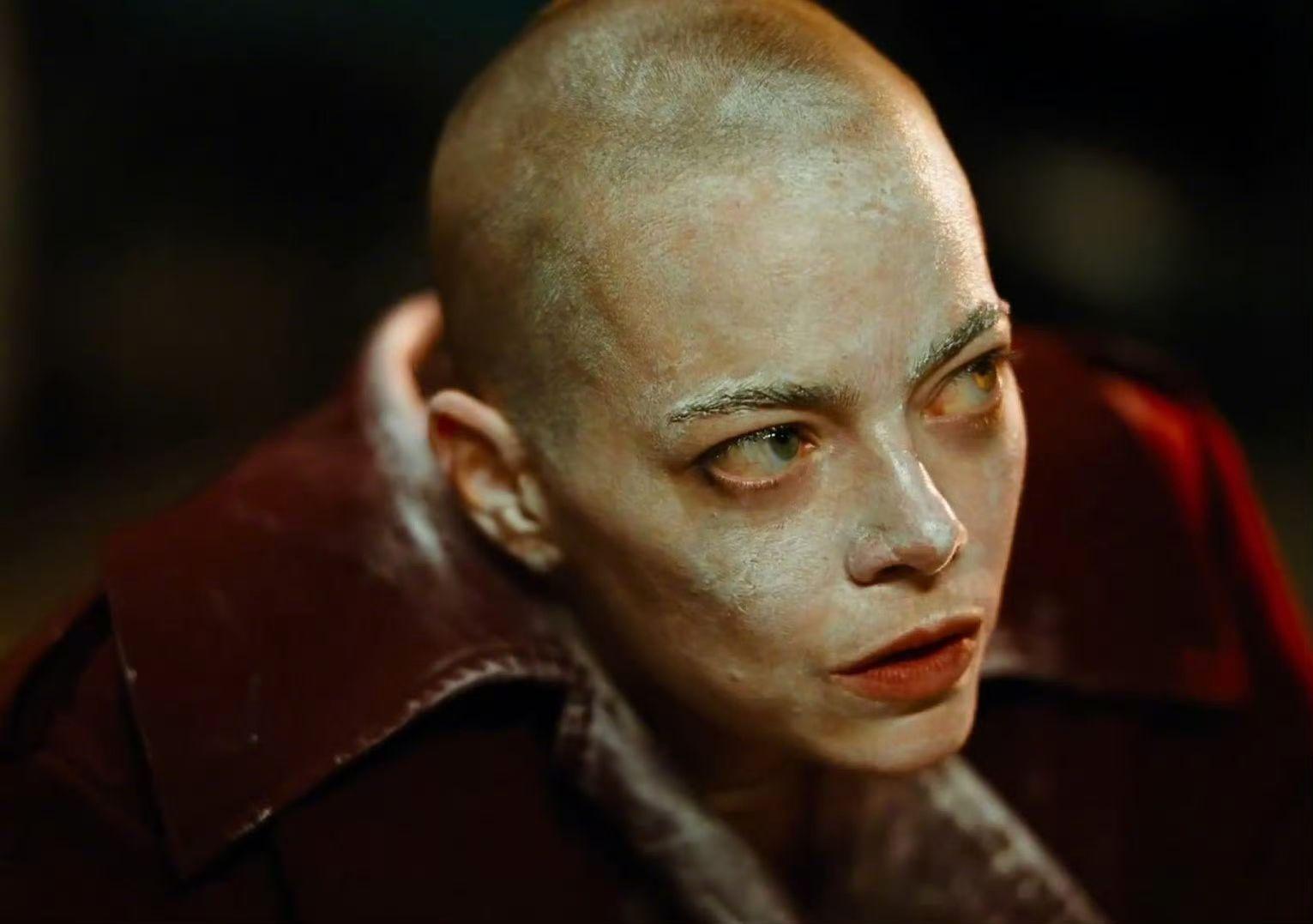 愛瑪史東與Yorgos Lanthimos第六度攜手合作,新片《Bugonia》近日震撼威尼斯影展。