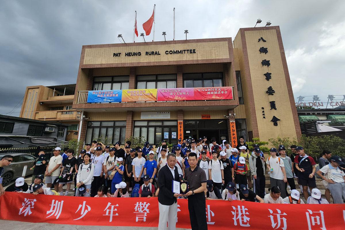 郭永昌(前排左)上月中招待深圳少警到訪八鄉。(FB專頁「八鄉鄉事委員會」)