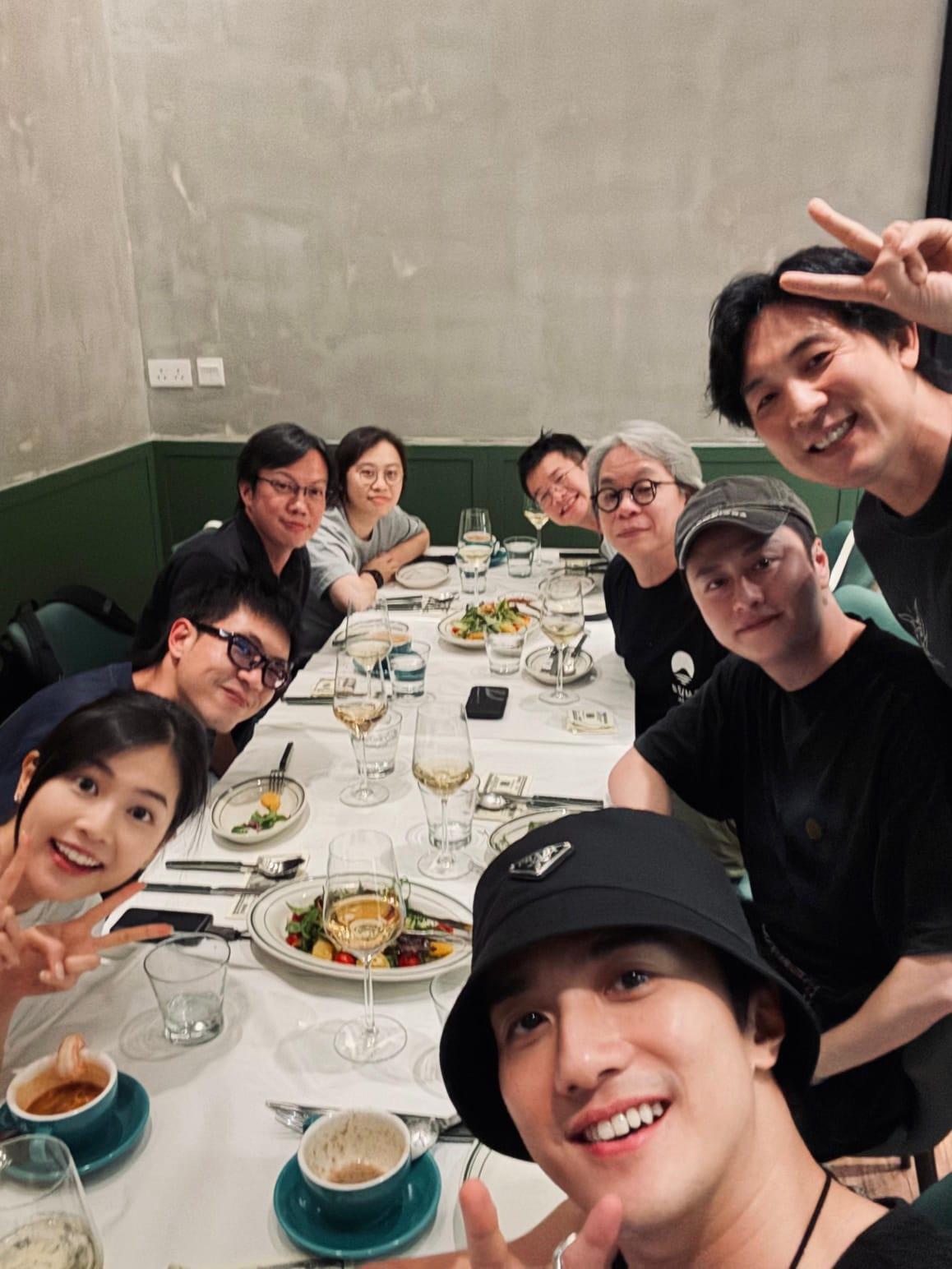 阿Shaun成日招待《麻雀樂團》台前幕後去自家餐廳食飯兼講戲/睇戲,認真好客。