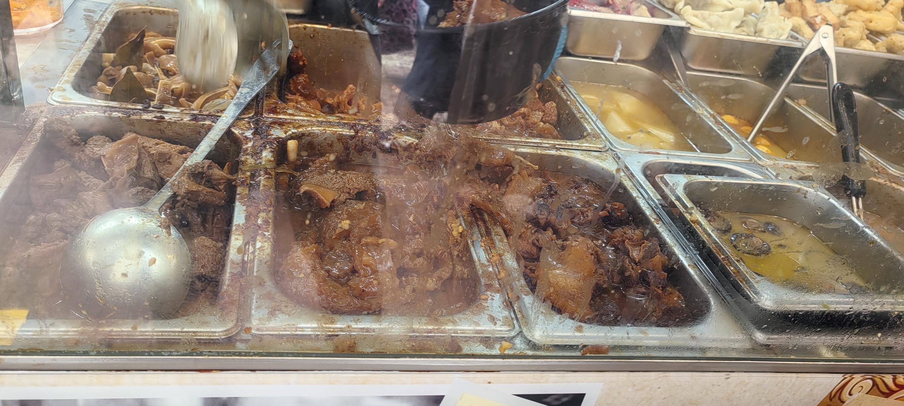 早前進駐中環老字號羅富記舊舖的兩餸飯店「北冰洋」,開業不足3個月,便被發現連日來拉閘,惹來結業疑雲。(facebook群組「香港兩餸飯關注組」)