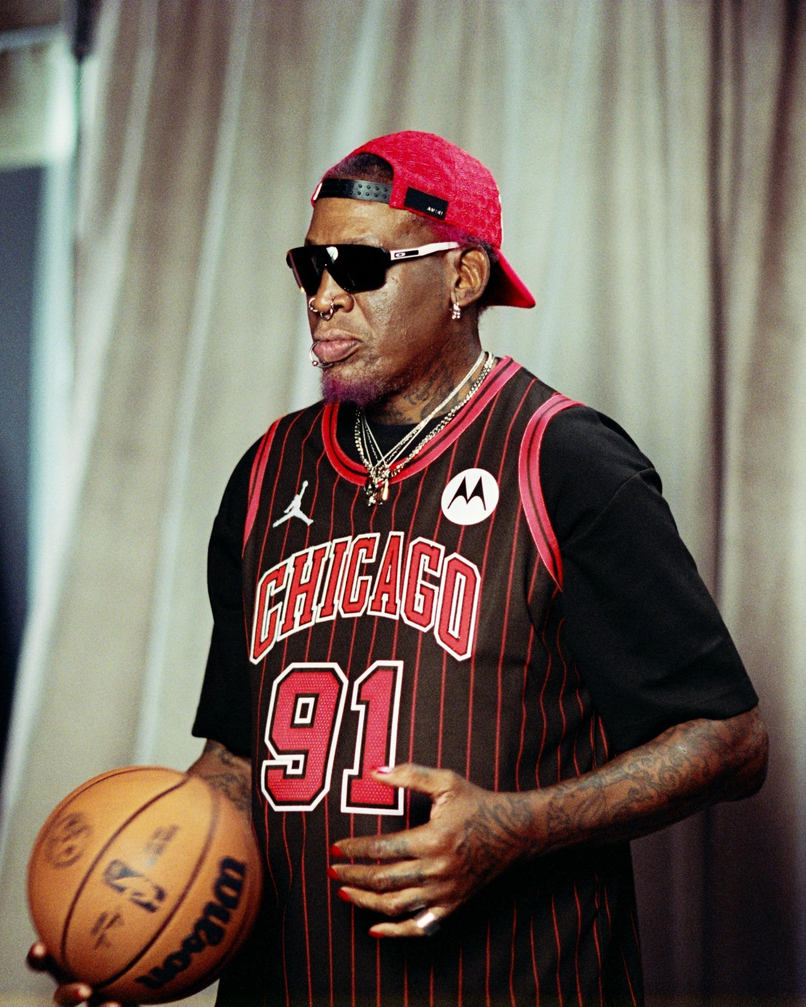 芝加哥公牛2025/2026球衣,籃板王洛文(Dennis Rodman)現身宣傳。(公牛FB)