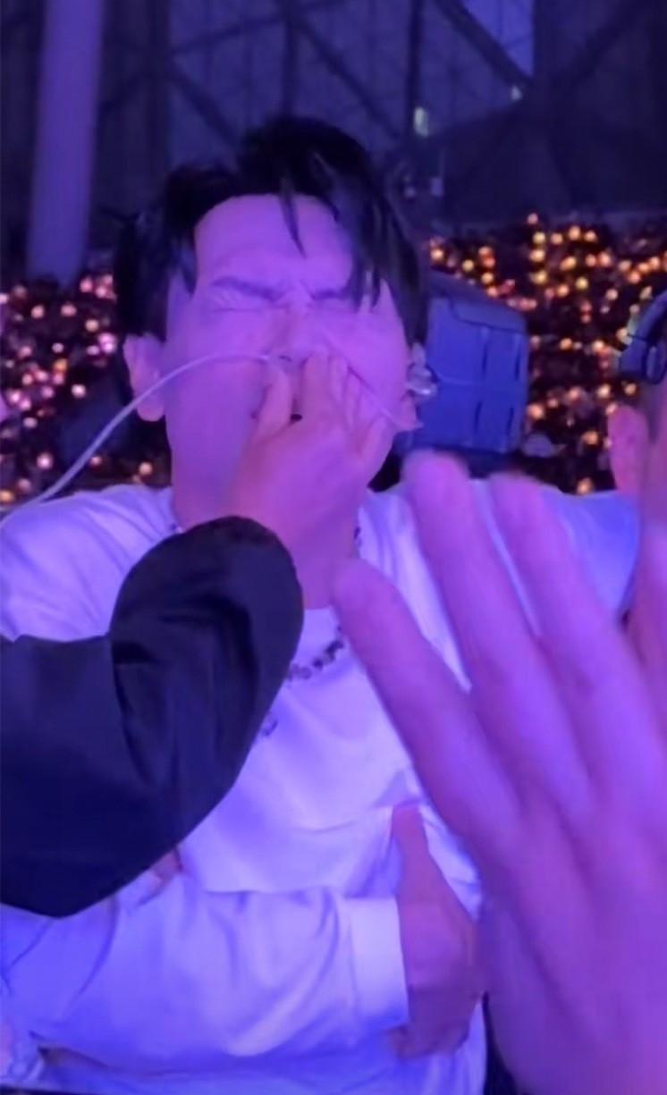 楊宗緯面露痛苦,其後他被工作人員扶離場再送院。