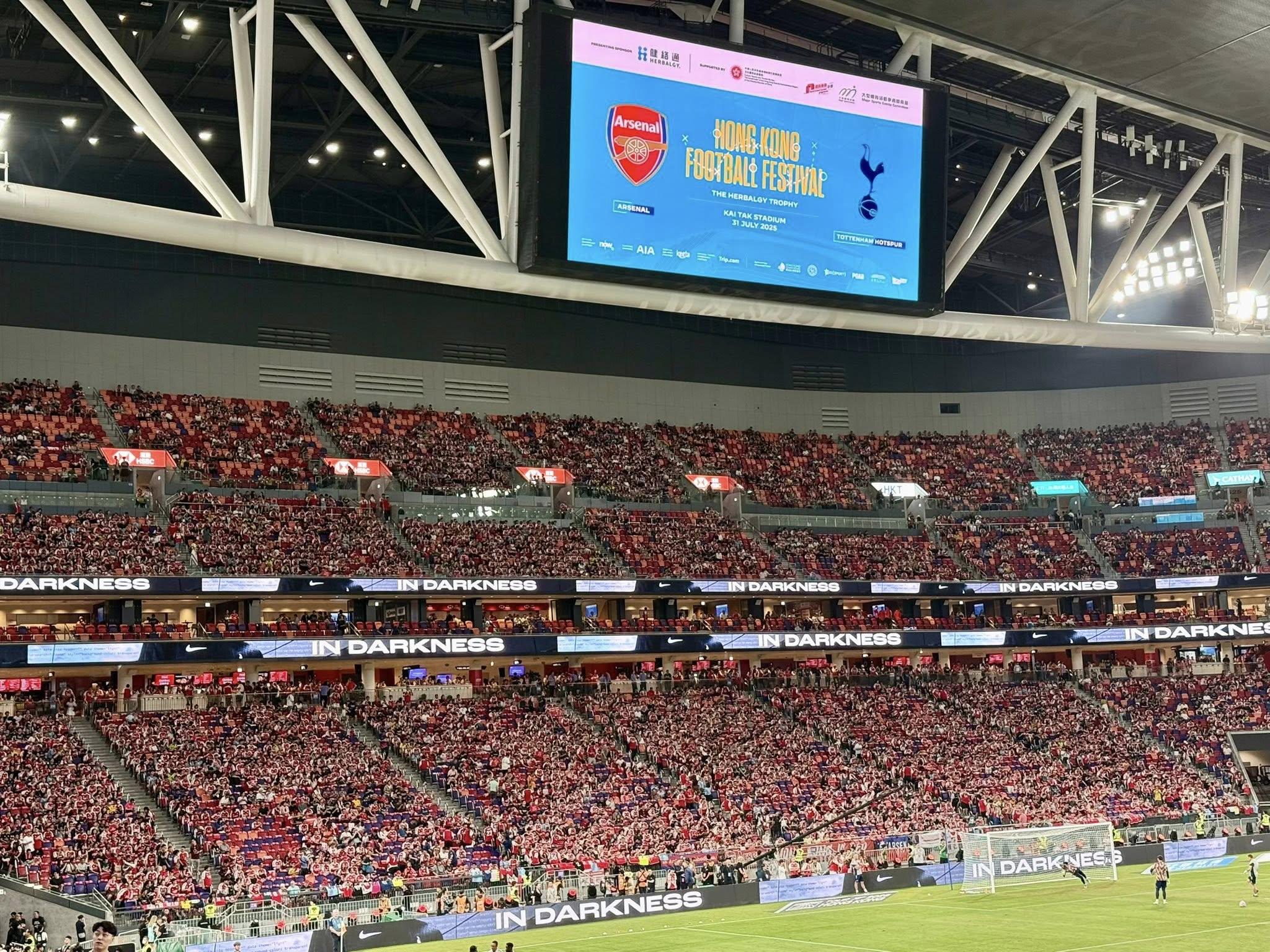 文化體育及旅遊局局長羅淑佩在社交專頁形容,在啟德體育園舉行的「北倫敦打吡」阿仙奴對熱刺賽事,氣氛超級澎湃(羅淑佩fb)