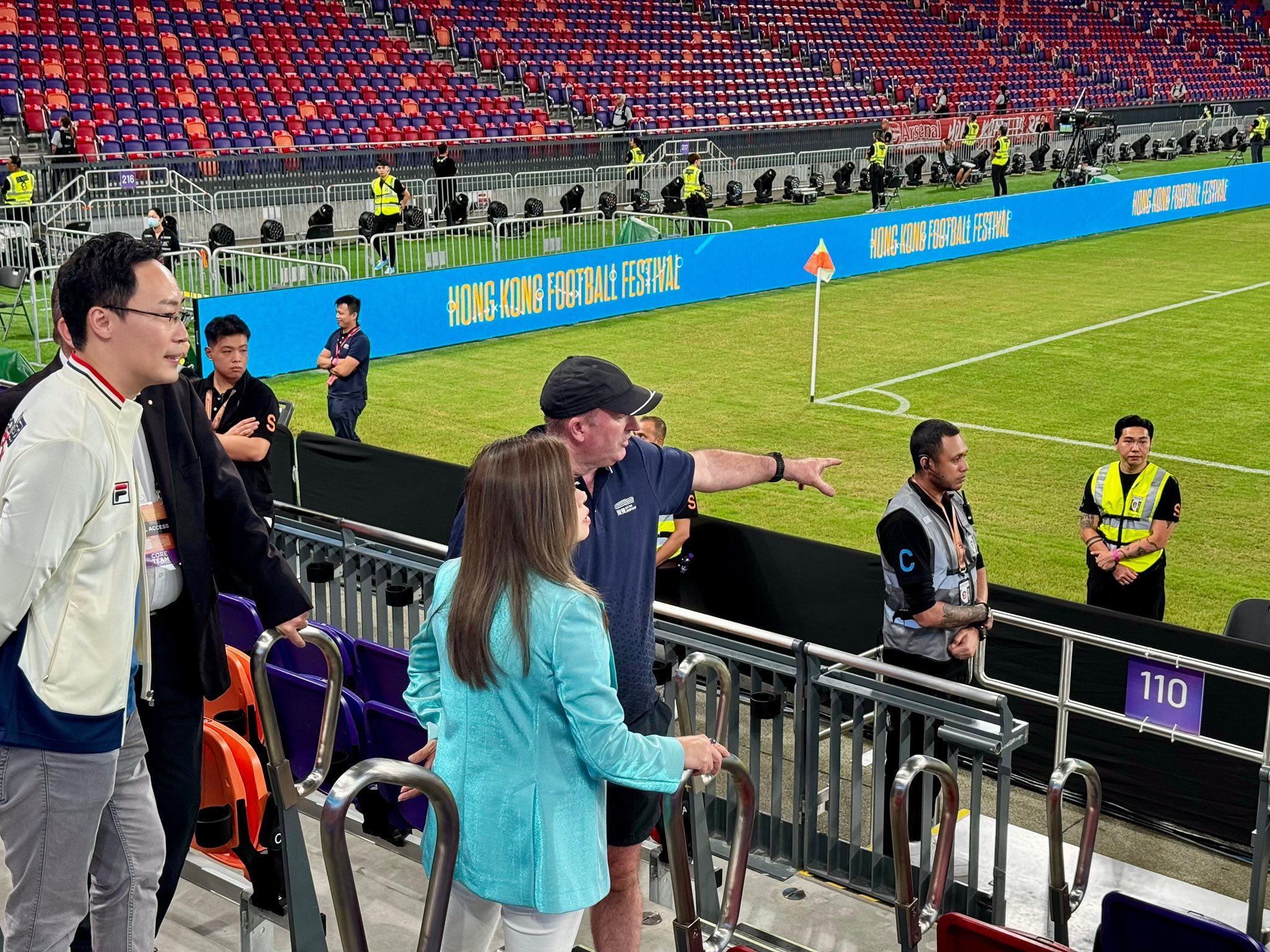 文化體育及旅遊局局長羅淑佩在社交專頁形容,在啟德體育園舉行的「北倫敦打吡」阿仙奴對熱刺賽事,氣氛超級澎湃(羅淑佩fb)