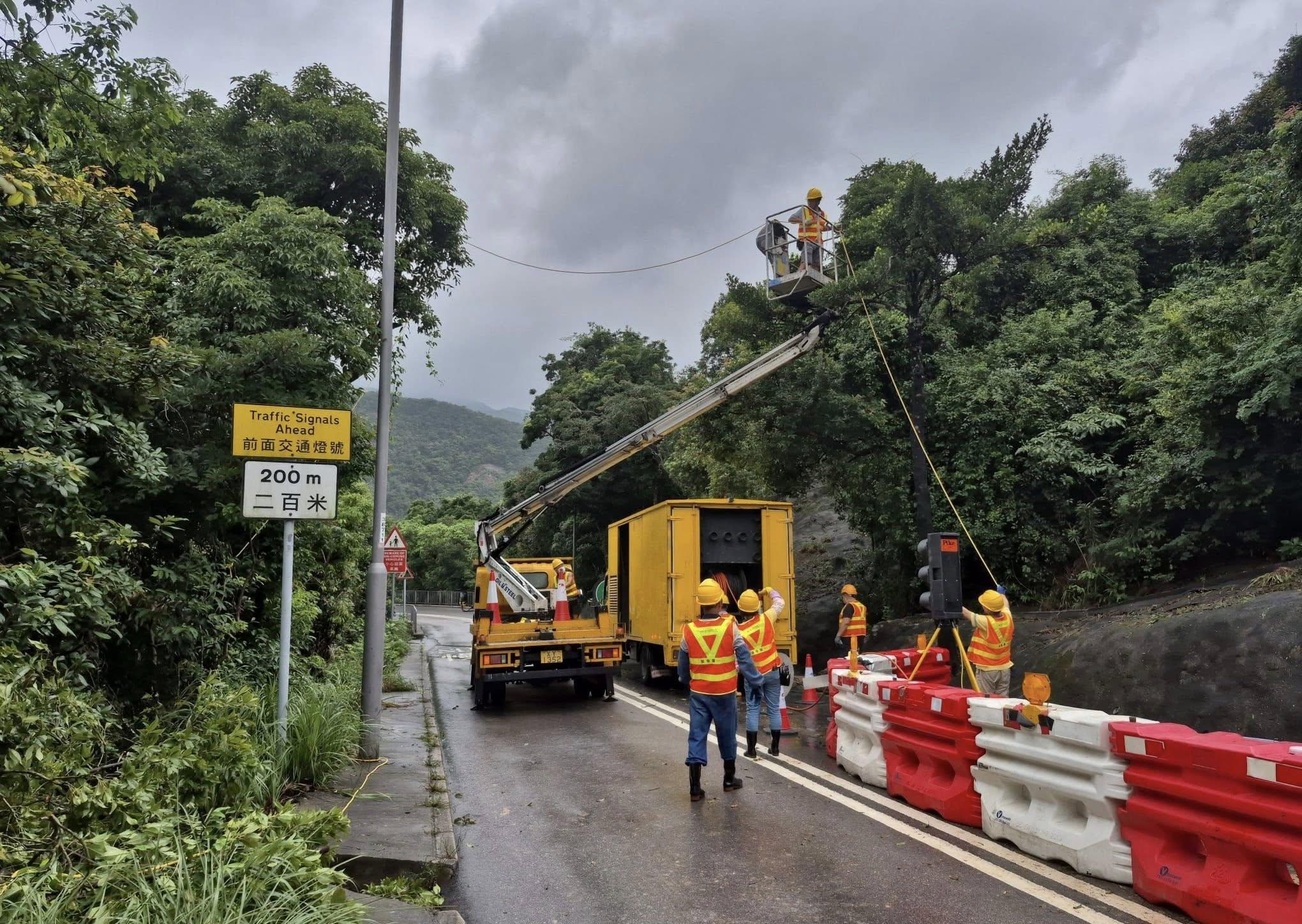 大潭道近大潭篤水塘山泥傾瀉現場緊急清理工作完成。(路政署圖片)