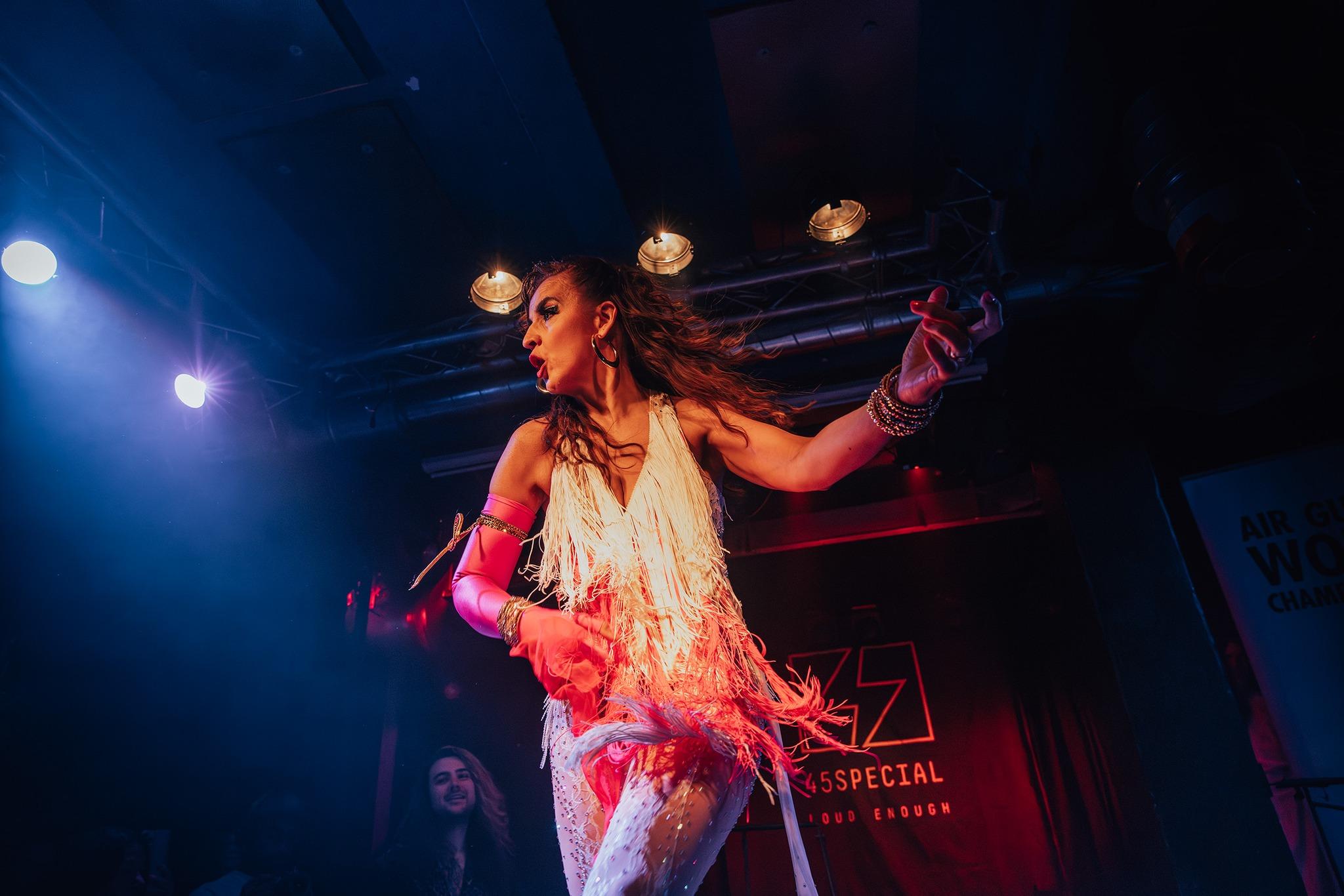 一年一度的「空氣結他世界錦標賽」在芬蘭港口城市奧盧完滿結束。來自13個國家的參賽者需在2輪比賽中「表演」2首歌曲,每輪限時60秒,選手們假裝彈奏一把無形的結他,必須表現激情。(網上圖片)