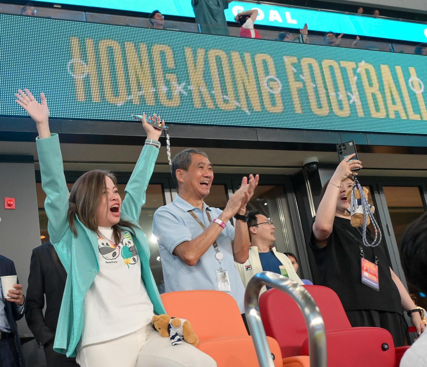 文化體育及旅遊局局長羅淑佩在社交專頁形容,在啟德體育園舉行的「北倫敦打吡」阿仙奴對熱刺賽事,氣氛超級澎湃(羅淑佩fb)