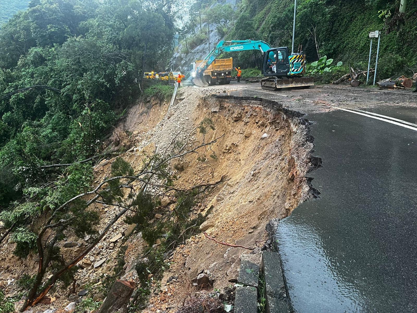大埔新娘潭燒烤場以南一段新娘潭路斜坡發生山泥傾瀉,導致南行行車線嚴重損毀。(路政署8月5日圖片)