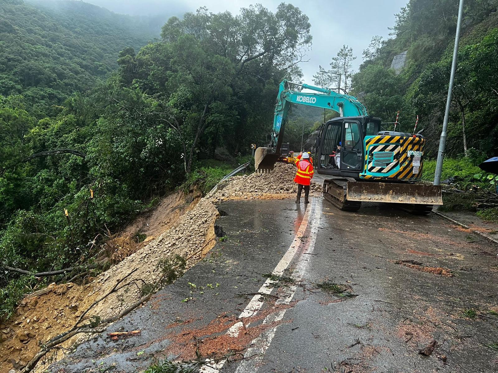 大埔新娘潭燒烤場以南一段新娘潭路斜坡發生山泥傾瀉,導致南行行車線嚴重損毀。(路政署8月5日圖片)