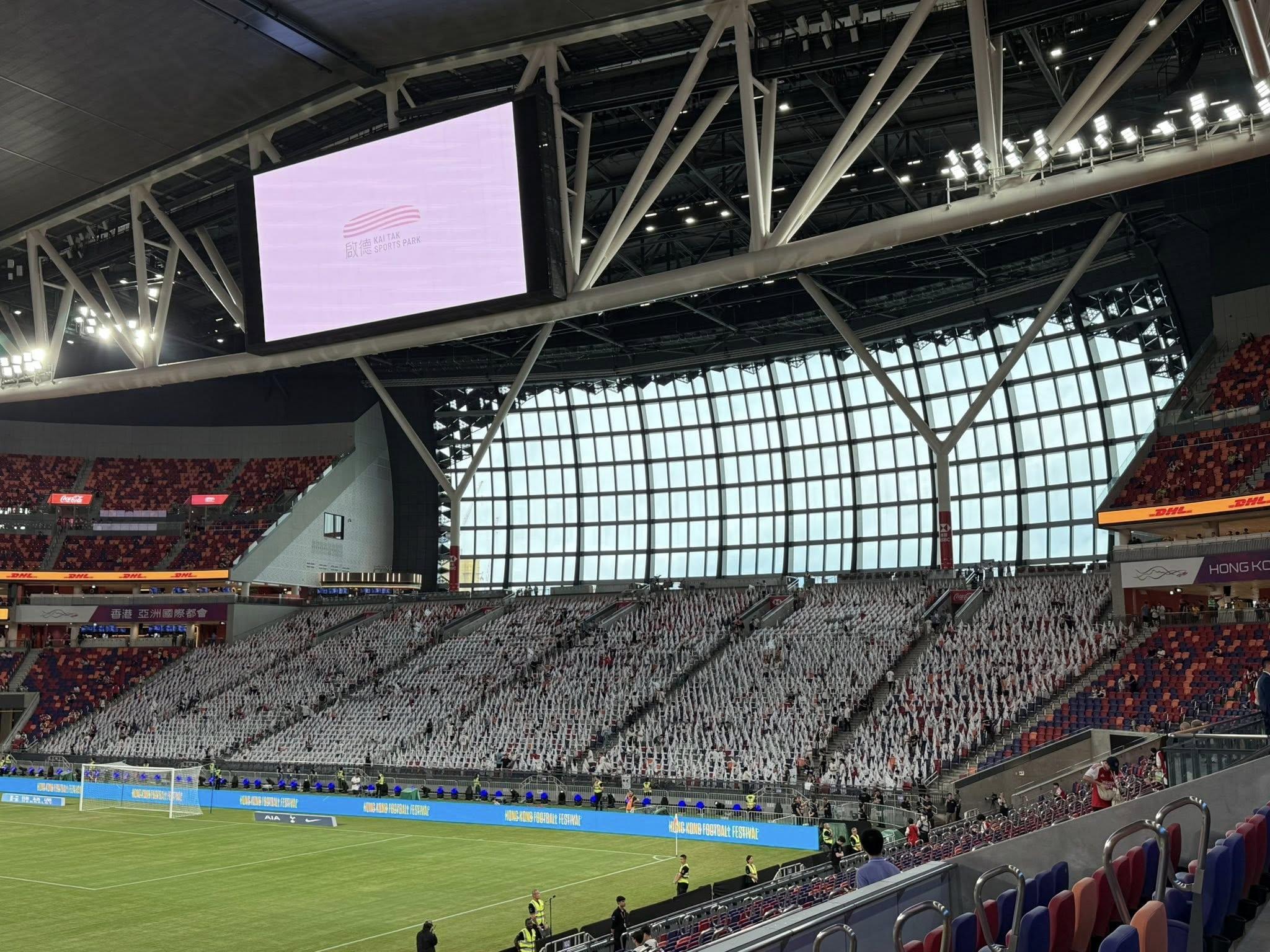 文化體育及旅遊局局長羅淑佩在社交專頁形容,在啟德體育園舉行的「北倫敦打吡」阿仙奴對熱刺賽事,氣氛超級澎湃(羅淑佩fb)