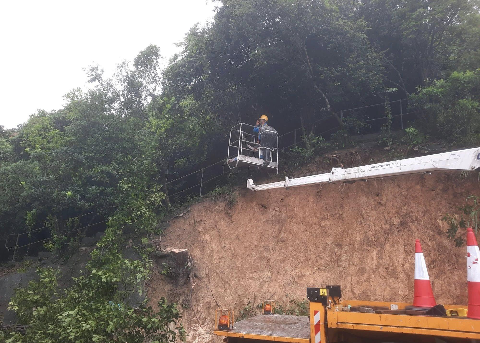 大潭道近大潭篤水塘山泥傾瀉現場緊急清理工作完成。(路政署圖片)